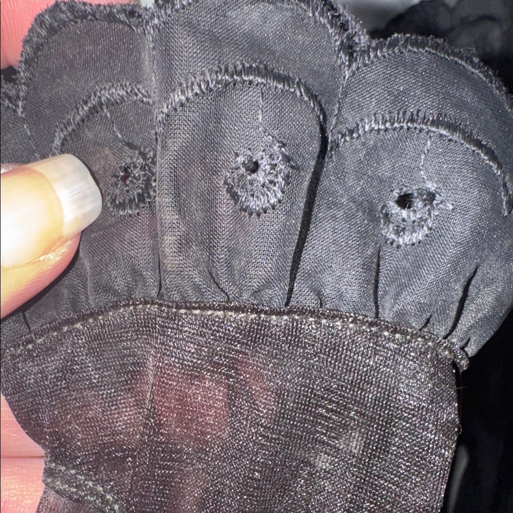 Vintage Elegant Black Tulle Ruffle Wrist Gloves - Picture 5 of 6